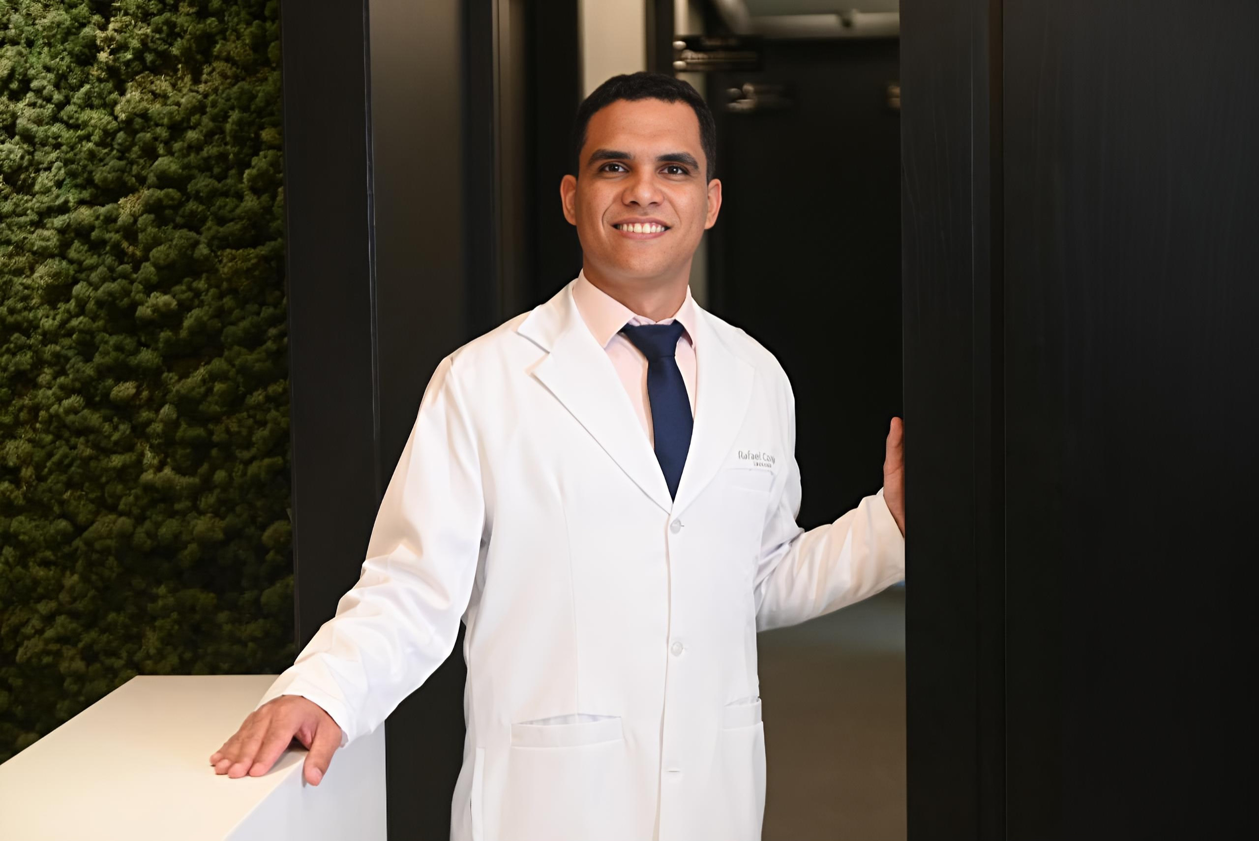 Dr. Rafael Correia, urologista e andrologista, em consulta na L'Essence Clinic Brasília