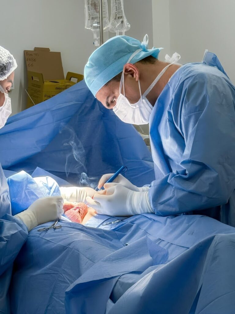 Dr. Rafael correia realizando procedimento de postectomia em Brasília